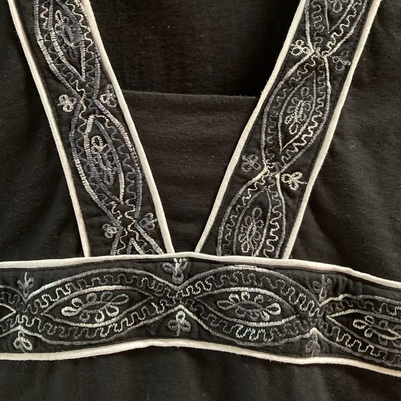 Black and white cap sleeve shirt with embroidery - cotton - Size Medium - Picture 3 of 6